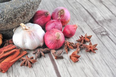 Harç, Yıldız anason, ahşap bir zemin üzerine tarçın