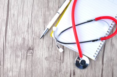 Sağlık masrafları. Steteskop ve sağlık giderleri veya sağlık sigortası için hesap makinesi sembolü