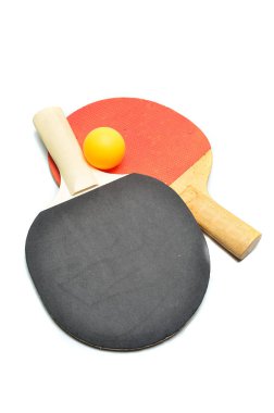 Ping-pong raketleri ve topu, beyaz üzerine izole edilmiş.