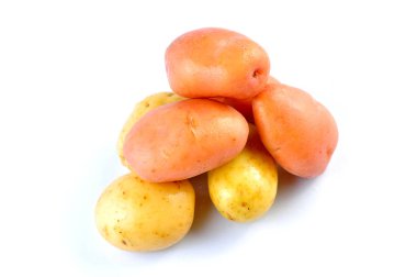 Pembe ve öldürülecek temiz beyaz arka plan üzerinde izole patates