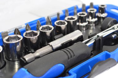 Beyaz arka plan üzerinde mekanik araçlar ayarlamak tornavida