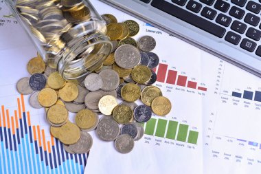 Kavanoz, hisse senedi grafiklerinde iş - iş kavramı dışarı dökülmesini paralar