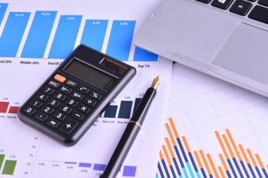 Grafikler, tablolar, iş masası. İş adamlarının işyeri.