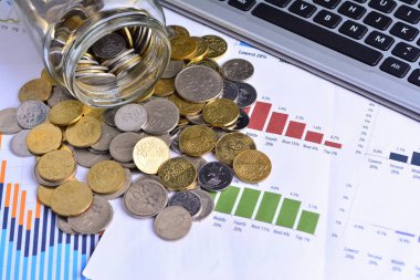 Kavanoz, hisse senedi grafiklerinde iş - iş kavramı dışarı dökülmesini paralar