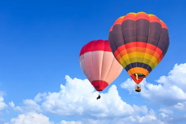 Kolorowe Balony Gorące Powietrze Lotach Nad Niebieski Niebo — Zdjęcie stockowe