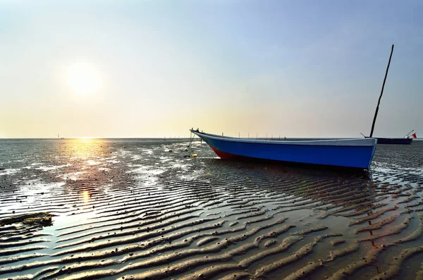 Рыбацкая Лодка Пляже Восходит Солнце — стоковое фото