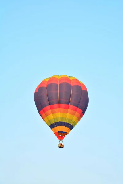 Färgglada Luftballonger Flygning Över Blå Himmel — Stockfoto