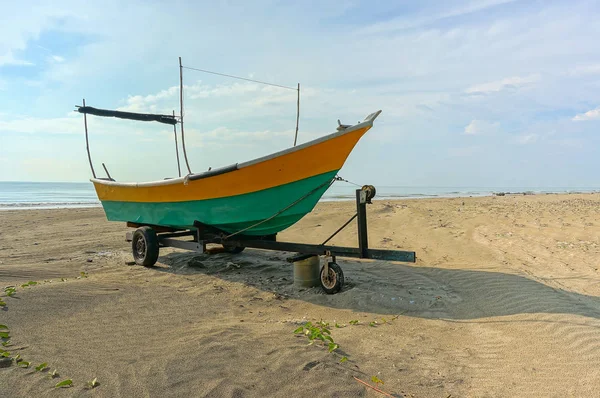 Rybacy Łodzi Plaży — Zdjęcie stockowe