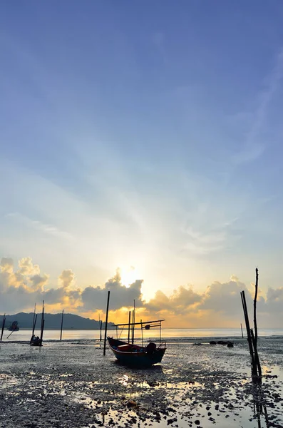 อประมงบนชายหาดเม อดวงอาท — ภาพถ่ายสต็อก