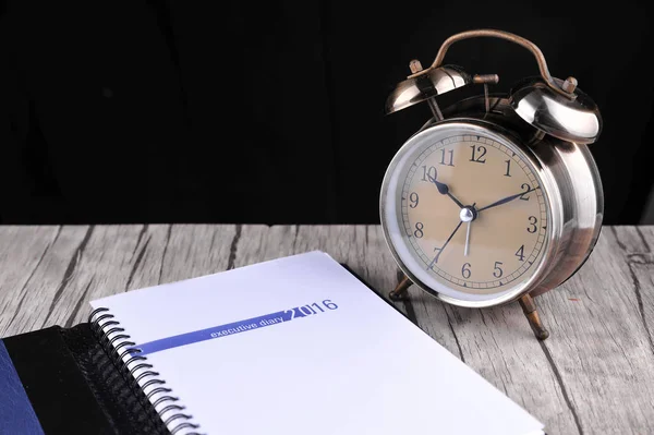 Orologio Allarme Retrò Con Carta Del Taccuino Sul Tavolo — Foto Stock