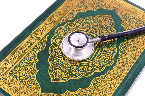 Corano Con Stetoscopio Concetti Farmaci Assistenza Sanitaria Nell Islam — Foto Stock