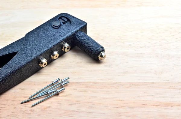 El Riveter, görünümü kadar yakın