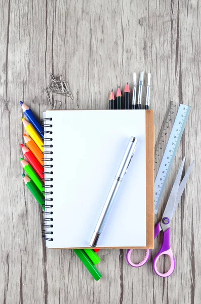 Beyaz arka planda ofis ve öğrenci kıyafetleri fotoğrafı - okula dönüş konsepti