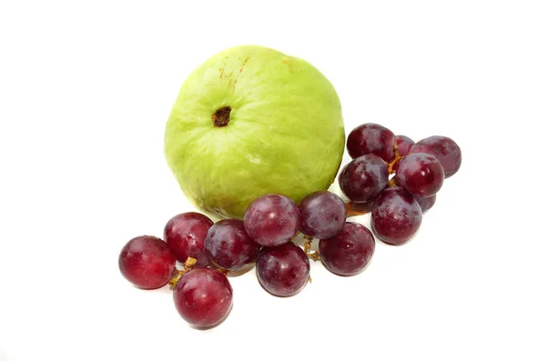 Verse Guava Met Rode Druiven Geïsoleerd Witte Achtergrond — Stockfoto
