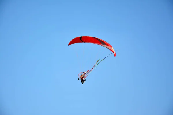 Gökyüzünde Yamaç Paraşütü — Stok fotoğraf