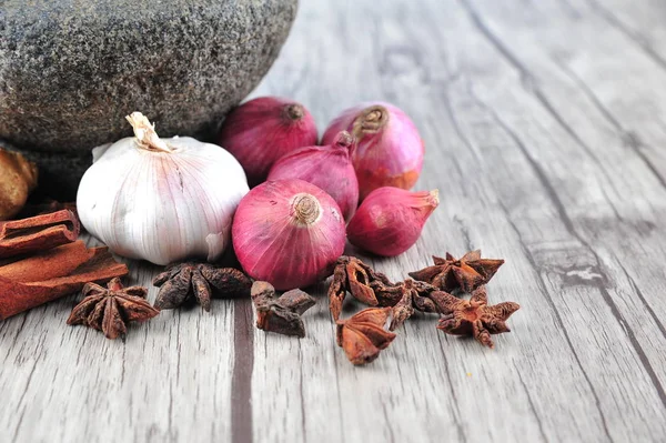 Harç, Yıldız anason, ahşap bir arka plan üzerine tarçın