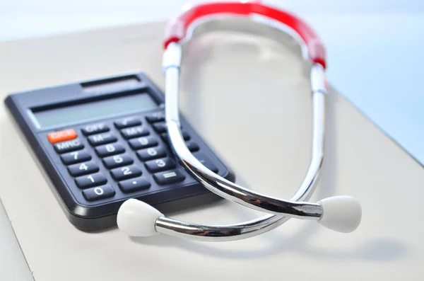 保健费用 医疗保健费用或医疗保险的听诊器和计算器符号 — 图库照片