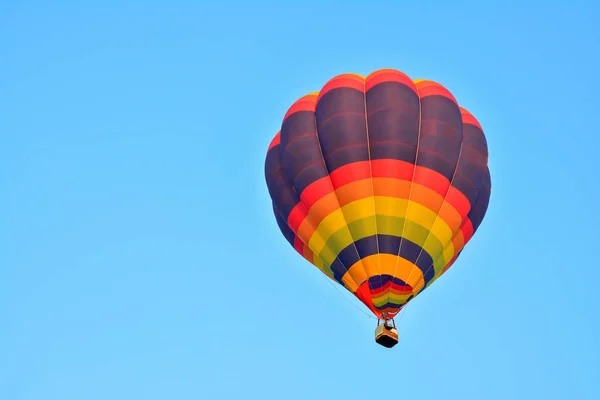 Színes Hőlégballon Repülés Alatt Kék — Stock Fotó