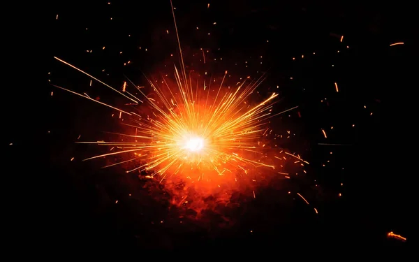 Maytap karanlık gökyüzü arka plan üzerinde