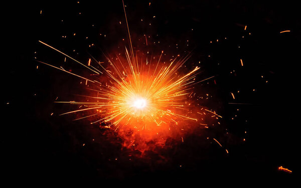 Искры на темном фоне неба
