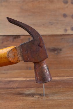 bir ahşap tahta vurmak çekiç çivi