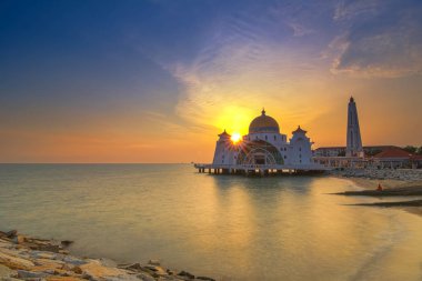 Malacca Boğazı Camii (Mescid Selat Melaka), Malezya 'nın Malezya kenti yakınlarındaki insan yapımı Malacca Adası' nda bulunan bir camidir.