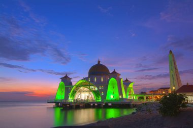 Güzel gün batımı Malacca Straits Camii, Malezya. Doğa kompozisyon.
