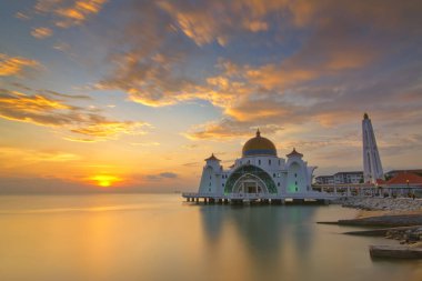Güzel gün batımı Malacca Straits Camii, Malezya. Doğa kompozisyon.