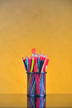 Resepsiyon Organizatör renkli kalemler ile dolu