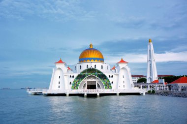 Sabah görünümü Malacca Straits Camii (Mescid Selat Melaka), insan yapımı Malacca adada Malacca kasaba, Malezya yakınında bulunan bir cami olduğunu