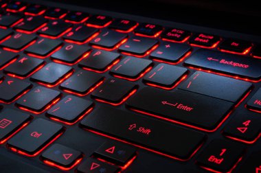 Klavye kırmızı arka ışık ile