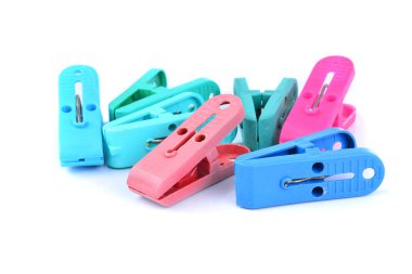 Giyim-peg koleksiyonu. Beyaz arka plan üzerinde izole plastik renkli clothespin kümesi