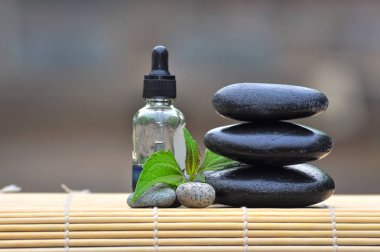 Çakıl taşları ile spa yağı doğa bokeh arka plan - Spa kavramı üzerinde