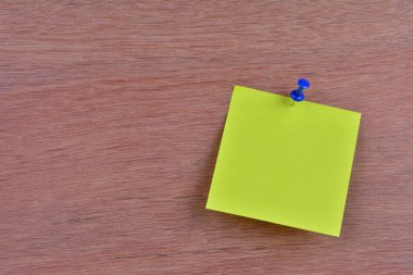 ahşap bir duvarına bitişik tek boş not kağıdı