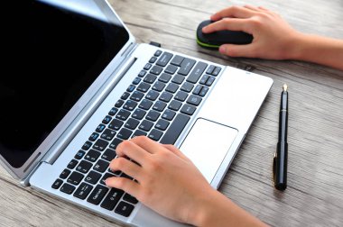 iş kadını el laptop klavye fare ile yazarak closeup