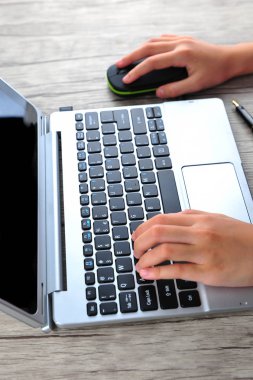 iş kadını el laptop klavye fare ile yazarak closeup