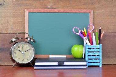 Kitap ve yazı tahtası ile çalar saat ile okul kavramı geri