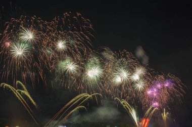 Renkli havai fişekler. Havai fişek bir eğlence amaçlı kullanılan patlayıcı piroteknik aygıtların sınıfıdır. Görünür gürültü nedeniyle düşük ışık yumuşak odak, sığ Dof, hafif hareket bulanıklığı