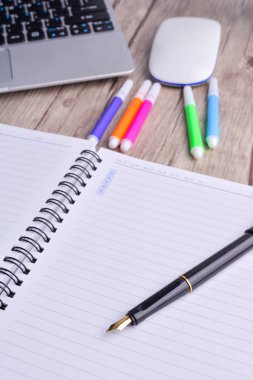 Laptop, defter üzerinde ahşap masa büyüteç ile