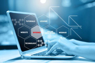 Eller klavyede yazmak yakın çekim. Online eğitim kavramı