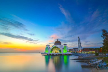 Güzel gün batımı Malacca Straits Camii, Malezya. Doğa kompozisyon.