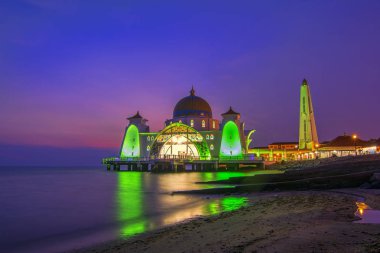 Malacca Boğazı Camii (Mescid Selat Melaka), Malezya 'nın Malezya kenti yakınlarındaki insan yapımı Malacca Adası' nda bulunan bir camidir.