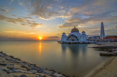 Güzel gün batımı Malacca Straits Camii, Malezya. Doğa kompozisyon.