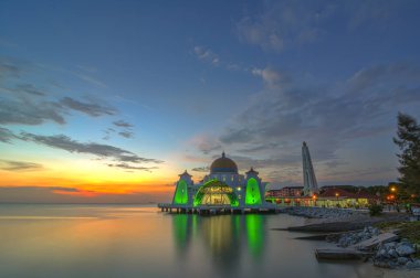 Güzel gün batımı Malacca Straits Camii, Malezya. Doğa kompozisyon.