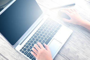 iş kadını el laptop klavye fare ile yazarak closeup