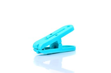 Giyim-peg koleksiyonu. Beyaz arka plan üzerinde izole plastik renkli clothespin kümesi