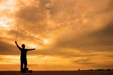 Siluet Genç Yetişkin kabarcık günbatımı anlar üzerinde oynama