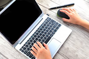 iş kadını el laptop klavye fare ile yazarak closeup