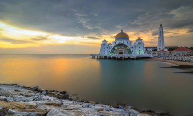 Panoramik manzaralı muhteşem gün batımı sırasında kayan genel Camii
