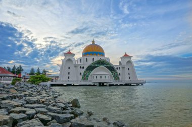 Gündoğumu Malacca Boğazı Cami (Mescid Selat Melaka) de, bu insan yapımı Malacca adada Malacca kasaba, Malezya yakınında bulunan bir cami anlardır
